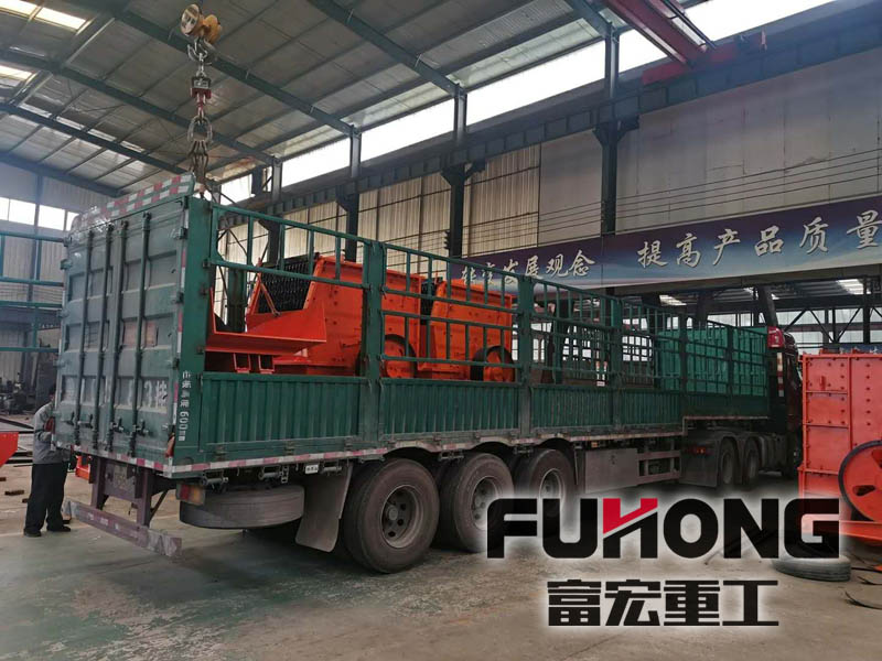 三大車固定式石料破碎生產線設備發(fā)往工地